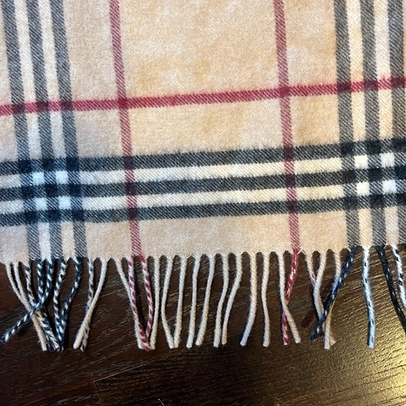 Burberry scarf - Picture 3 of 3